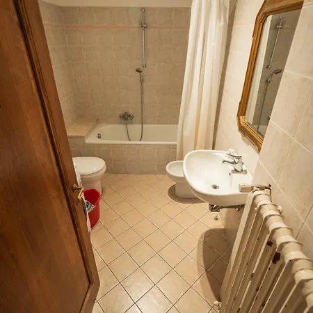 Cozy With A Strategic Position Lägenhet Florens