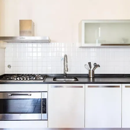 Cozy With A Strategic Position Apartment *